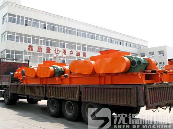 雙對輥破碎機發貨現場